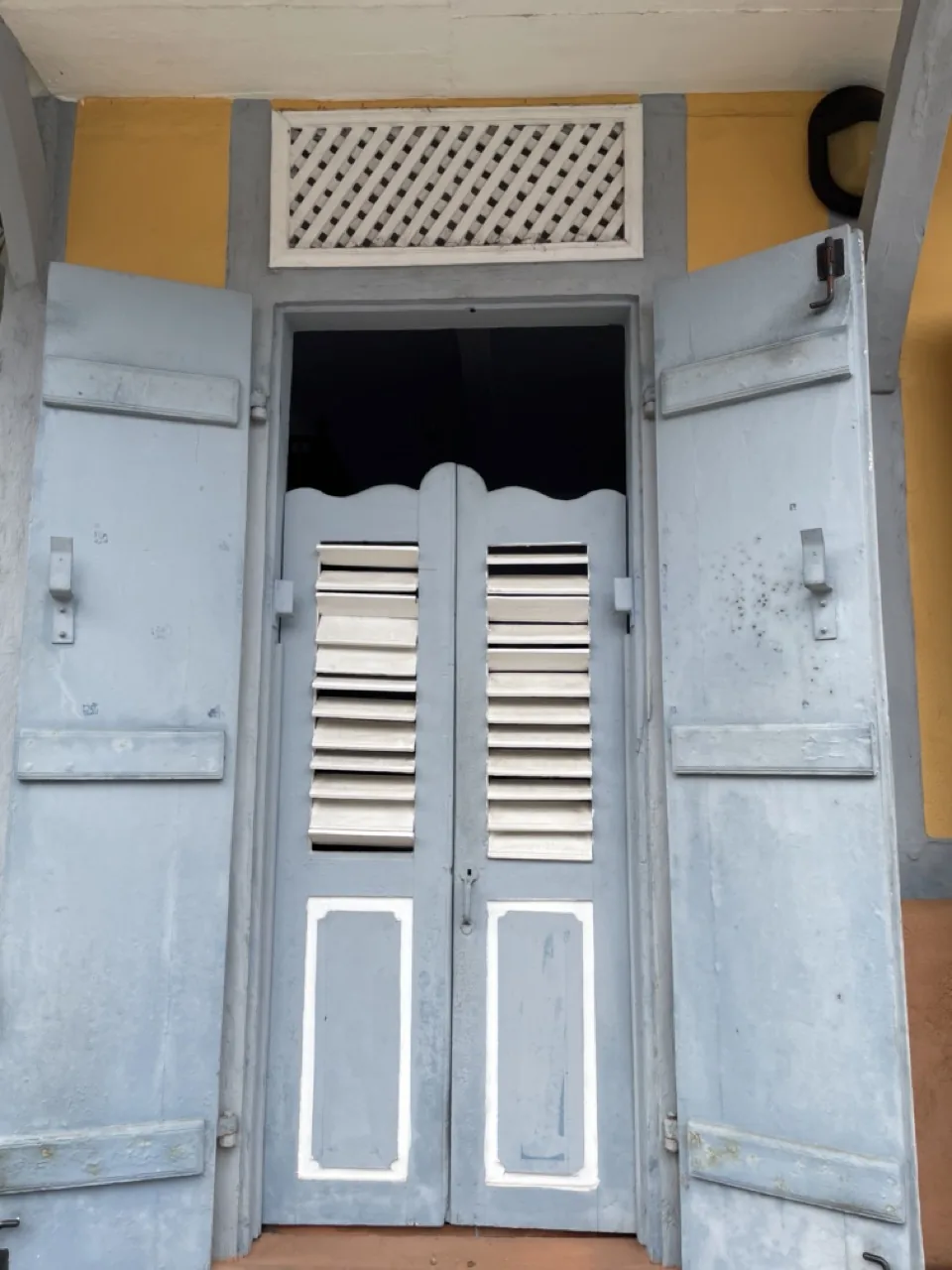 Porte d'entrée de la maison Tell, 54 rue Madame Payé, Cayenne