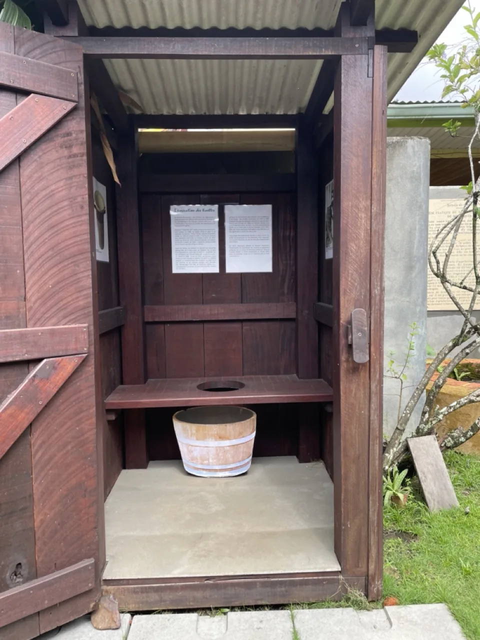 Latrines extérieures d'époque, séparées du corps de logis