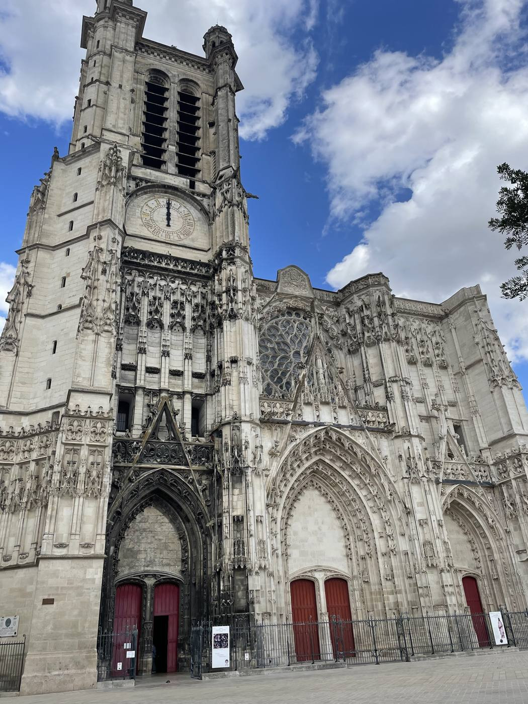 Façade ouest de la cathédrale Saint-Pierre-et-Saint-Paul de Troyes, avec sa tour unique