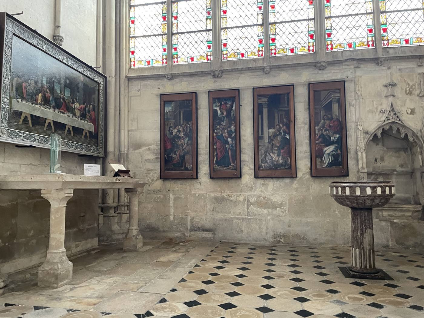Autre vue : Les fonts baptismaux