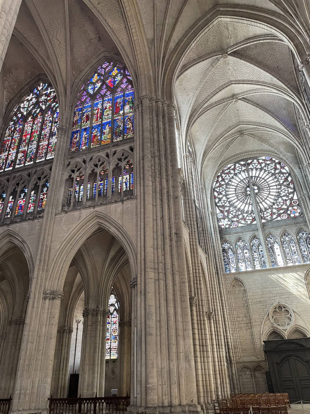 Photographie : Le transept : roses et Vierge de lumière